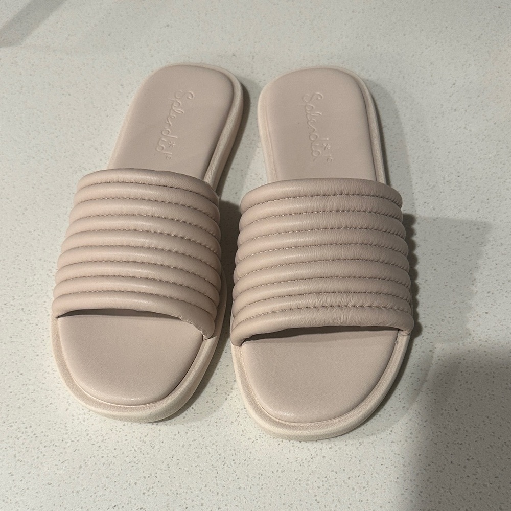 NWB - Splendid Women's Cream Quilted Slippers